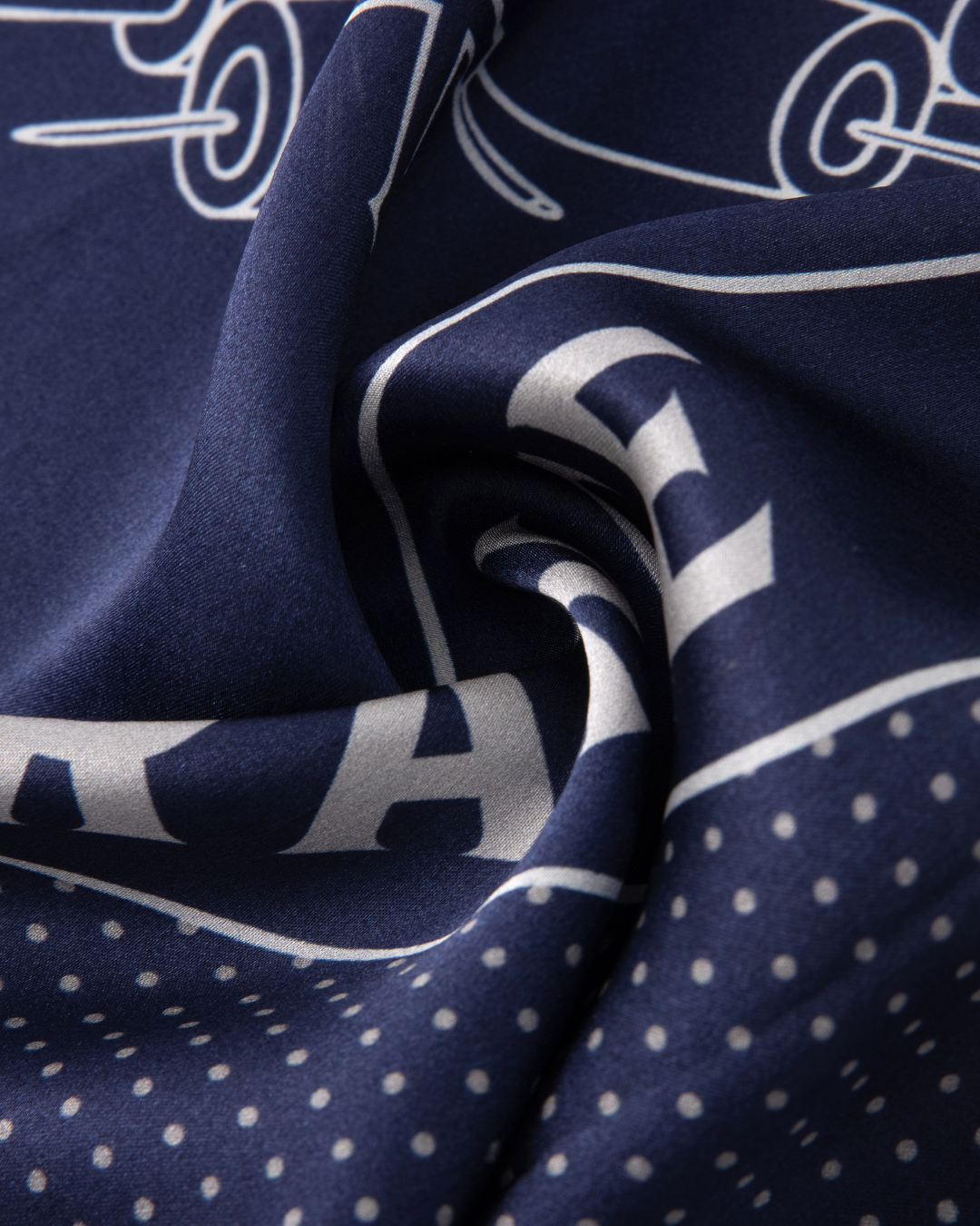 Carré de soie Héritage | Bleu nuit / Gris clair