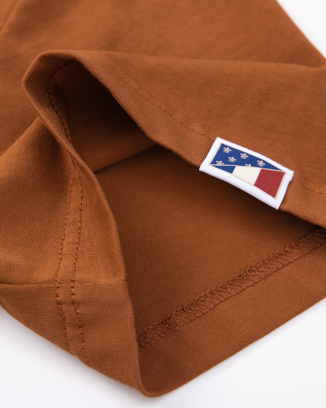 T-shirt avec grandes armoiries brodées | Ocre