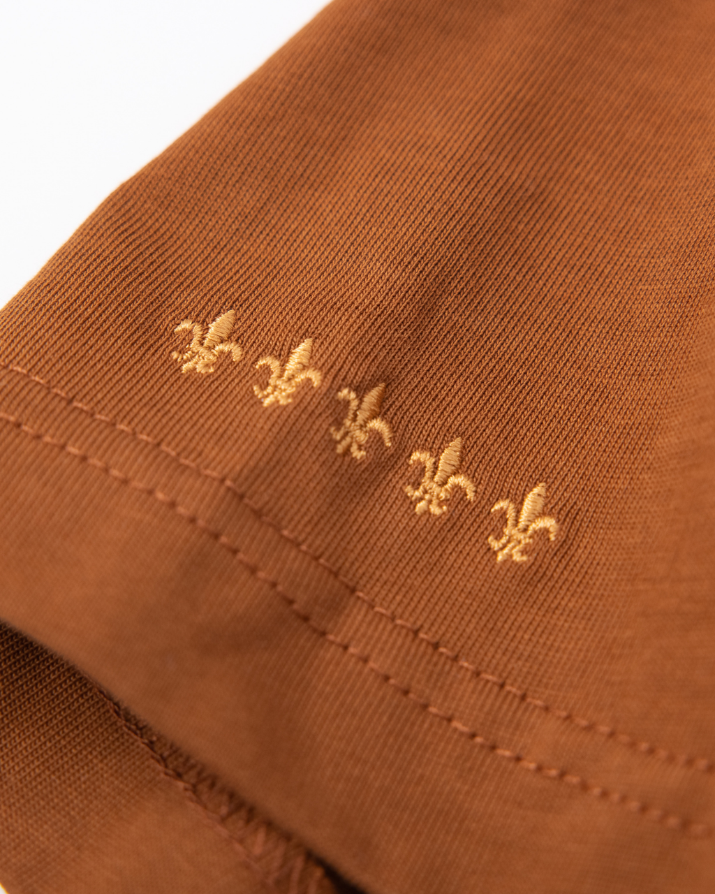 T-shirt avec grandes armoiries brodées | Ocre
